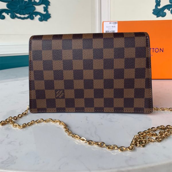 l**is V*t*n croisette chain wallet