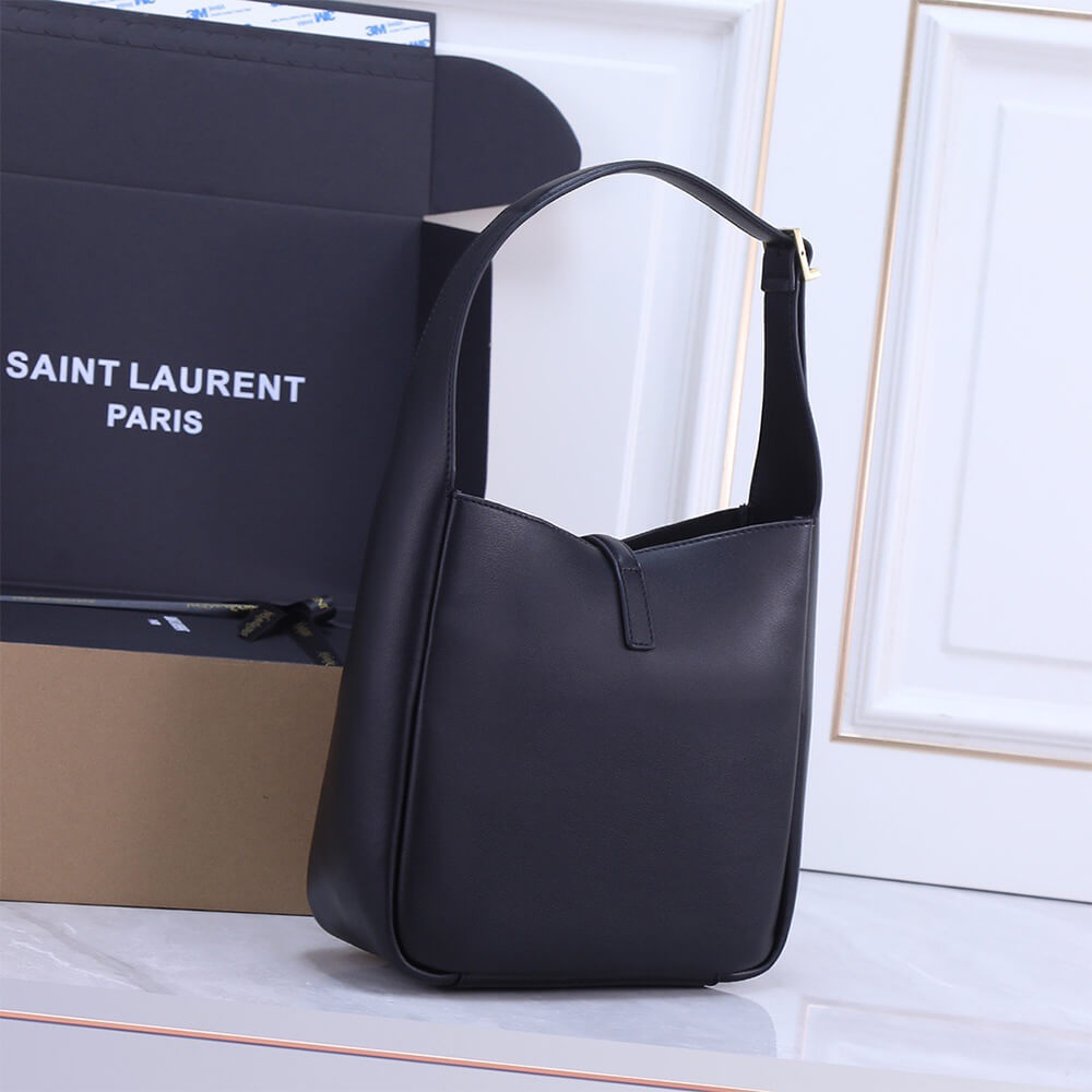 small le 5 7 S*pple in smooth leather